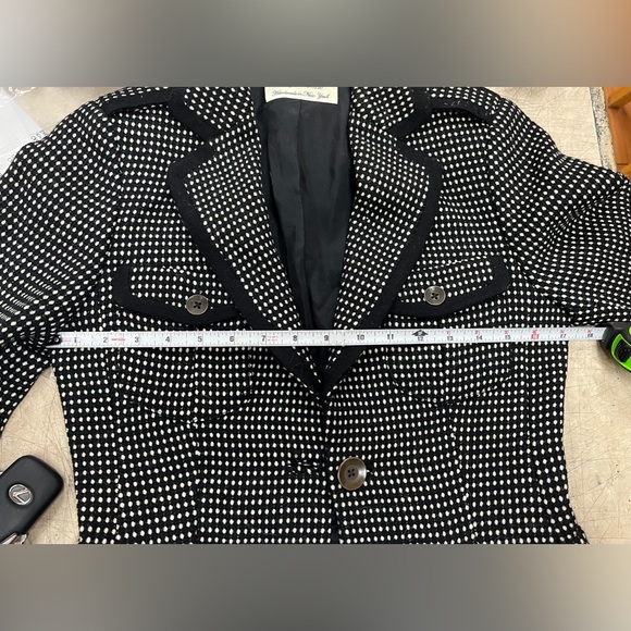 Used jacket in good condition, no rips, runs small - Picture 7 of 8